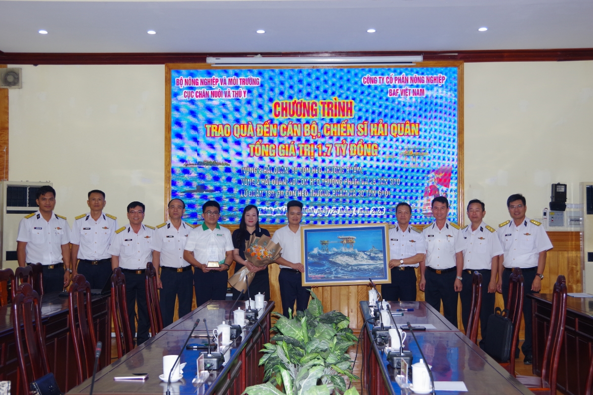 Chuẩn đô đốc Nguyễn Văn Quán tặng bức tranh lưu niệm về nhà giàn DKI cho đoàn công tác