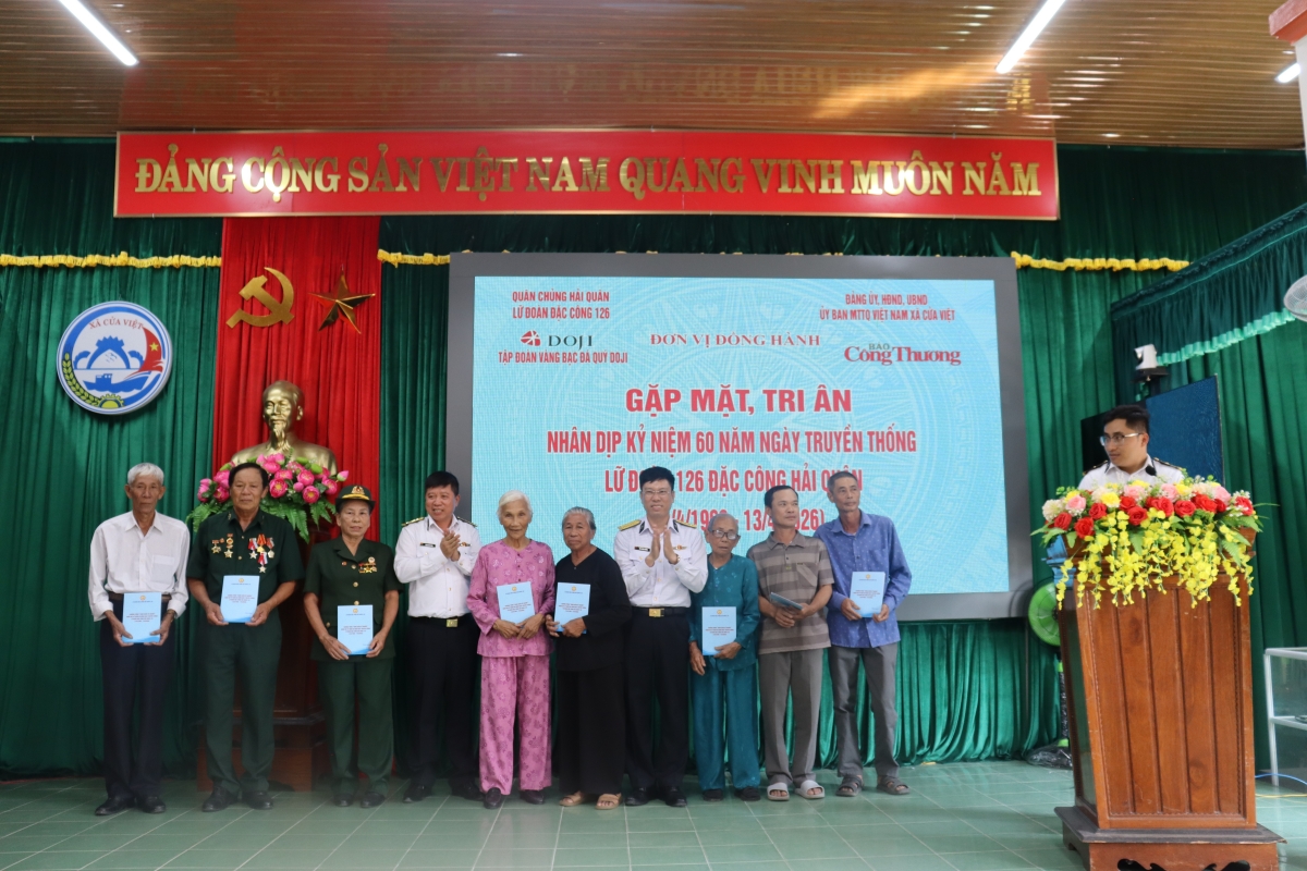 Đại tá Phan Văn Cảnh, Lữ đoàn trưởng và Đại tá Mai Xuân Hưởng, Chính ủy Lữ đoàn tặng quà các gia đình chính sách xã Cửa Việt, tỉnh Quảng Trị