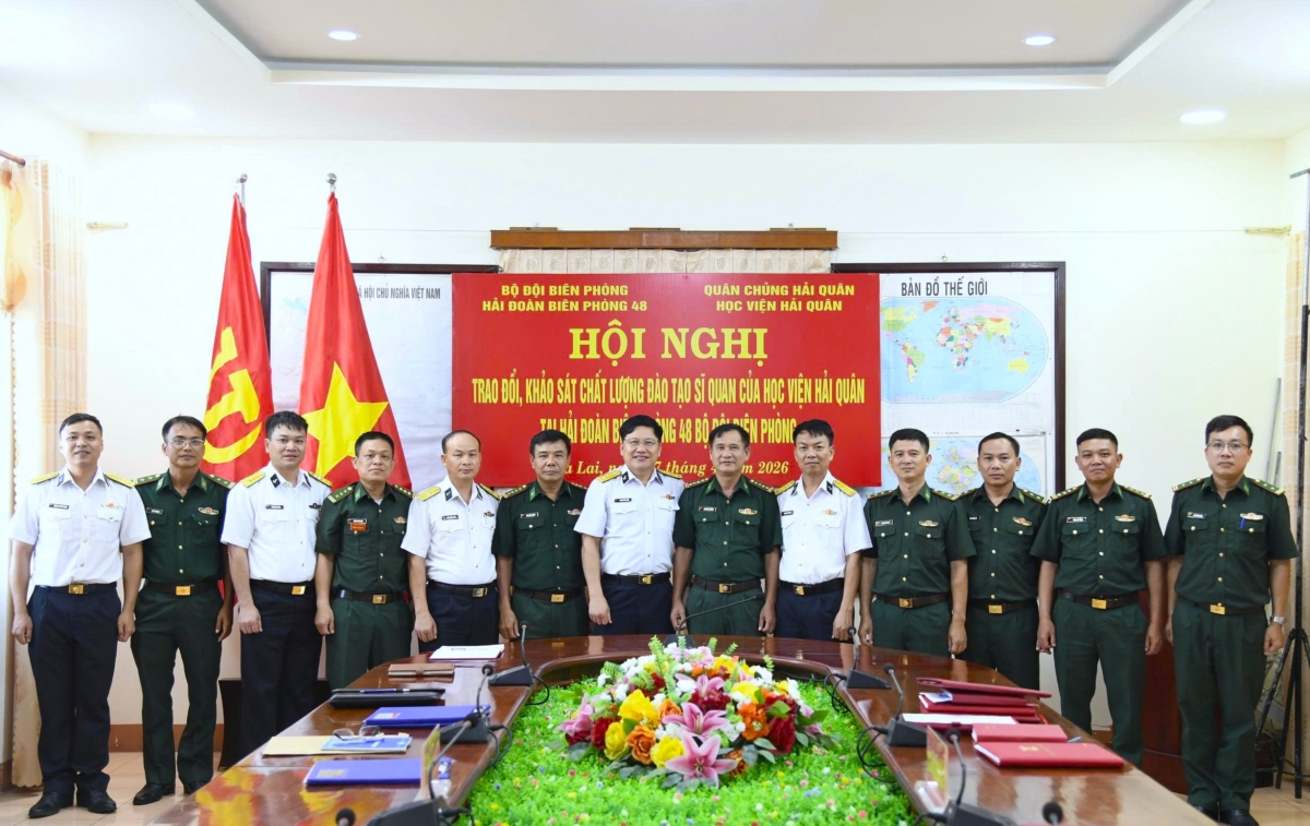 Đoàn công tác Học viện Hải quân chụp ảnh chung với cán bộ Hải đoàn Biên phòng 48