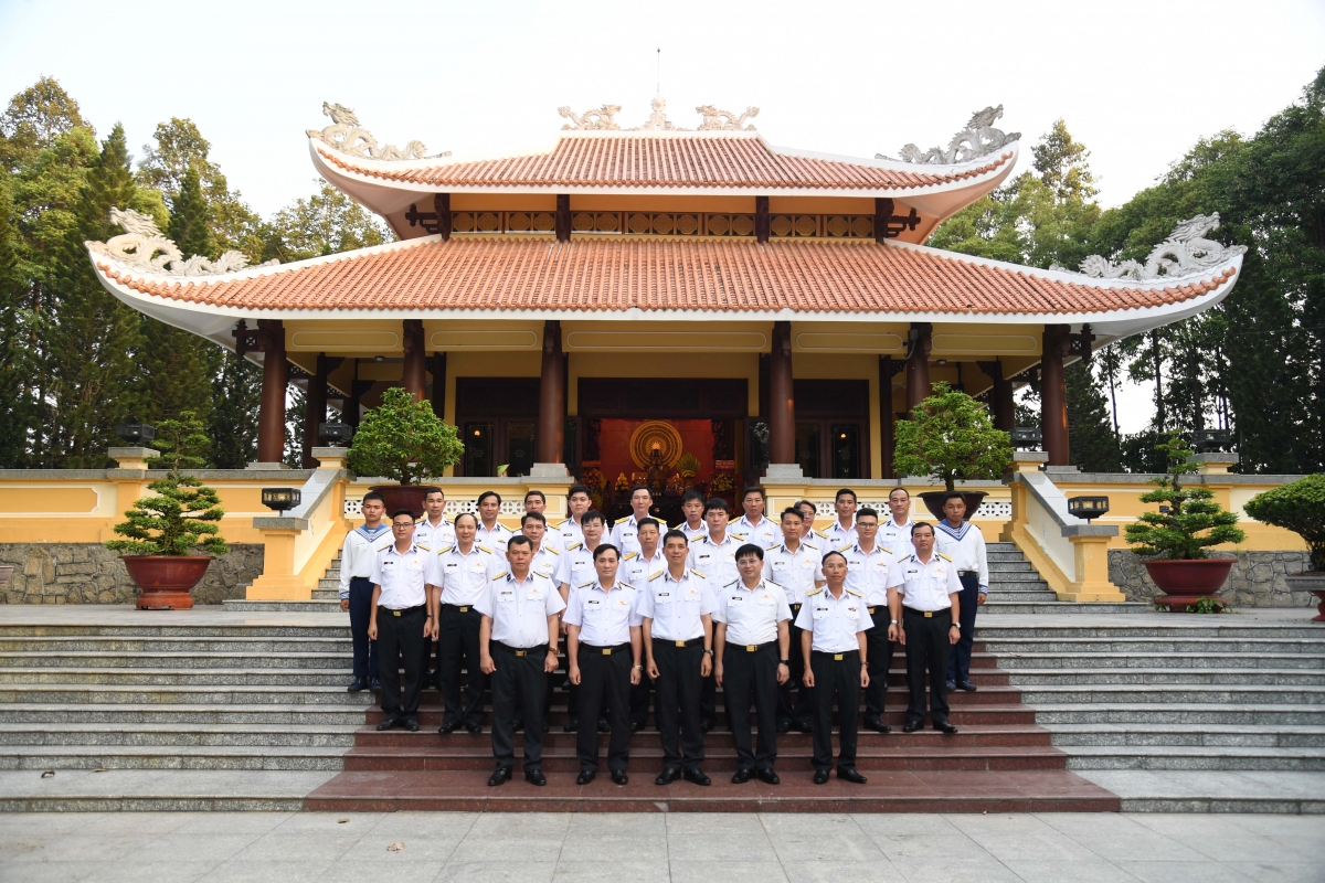 Phó Đô đốc Nguyễn An Phong và đoàn công tác chụp ảnh lưu niệm