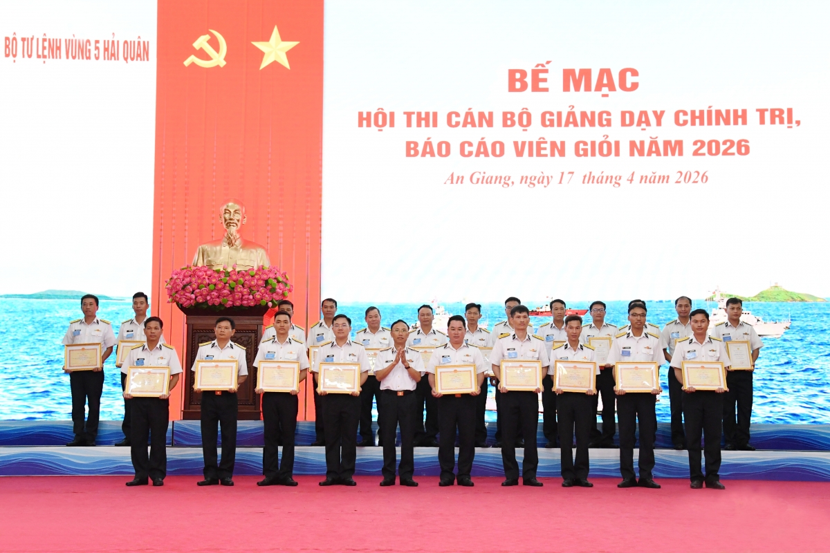 Chuẩn Đô đốc Ngô Văn Thành trao thưởng cho các thí sinh đạt thành tích tốt