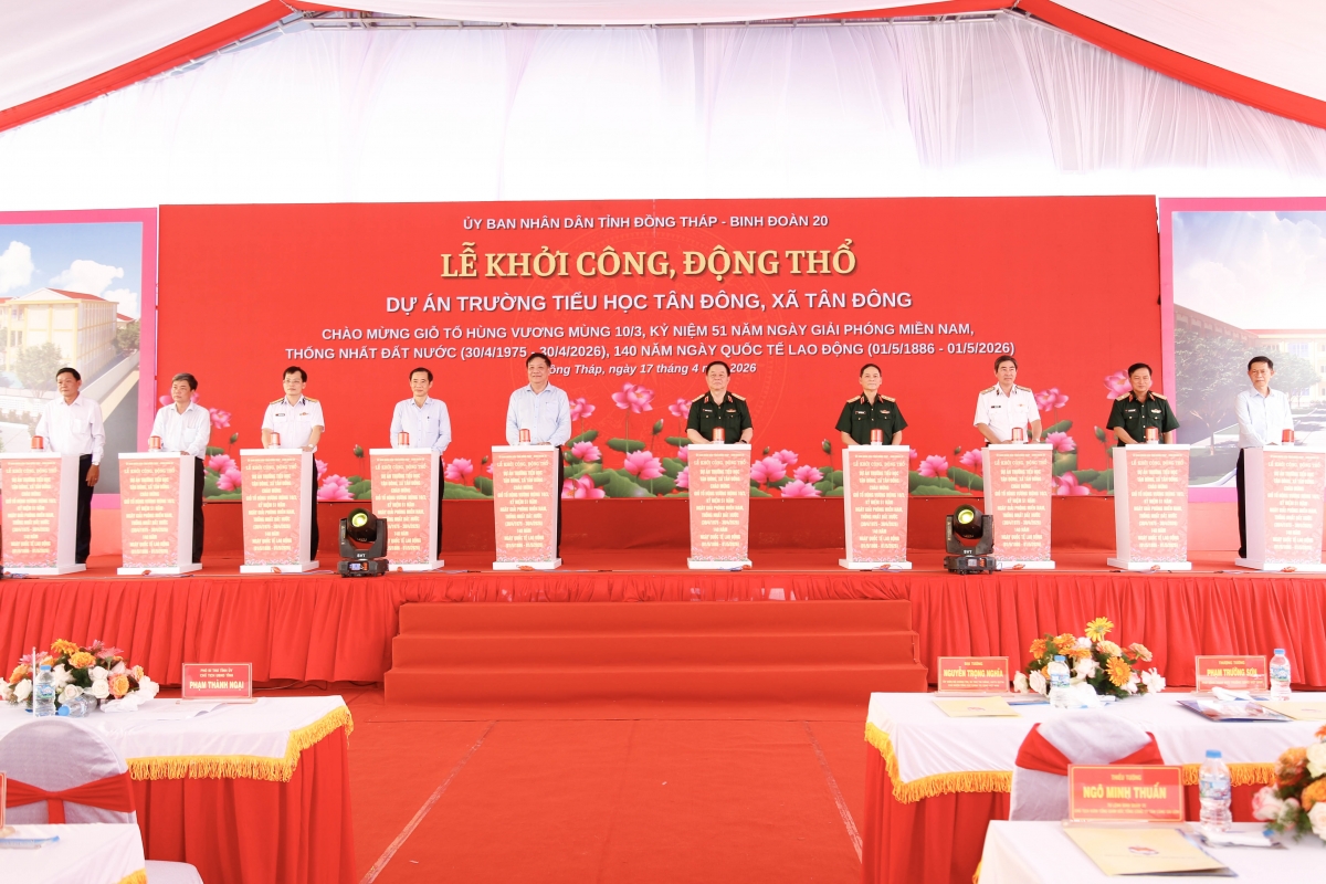 Đại tướng Nguyễn Trọng Nghĩa và các đại biểu thực hiện nghi thức khởi công xây dựng Trường Tiểu học Tân Đông