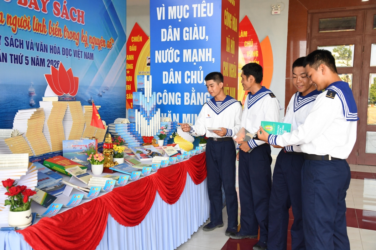 Cán bộ, chiến sĩ trao đổi, tìm hiểu nội dung sách tại khu trưng bày