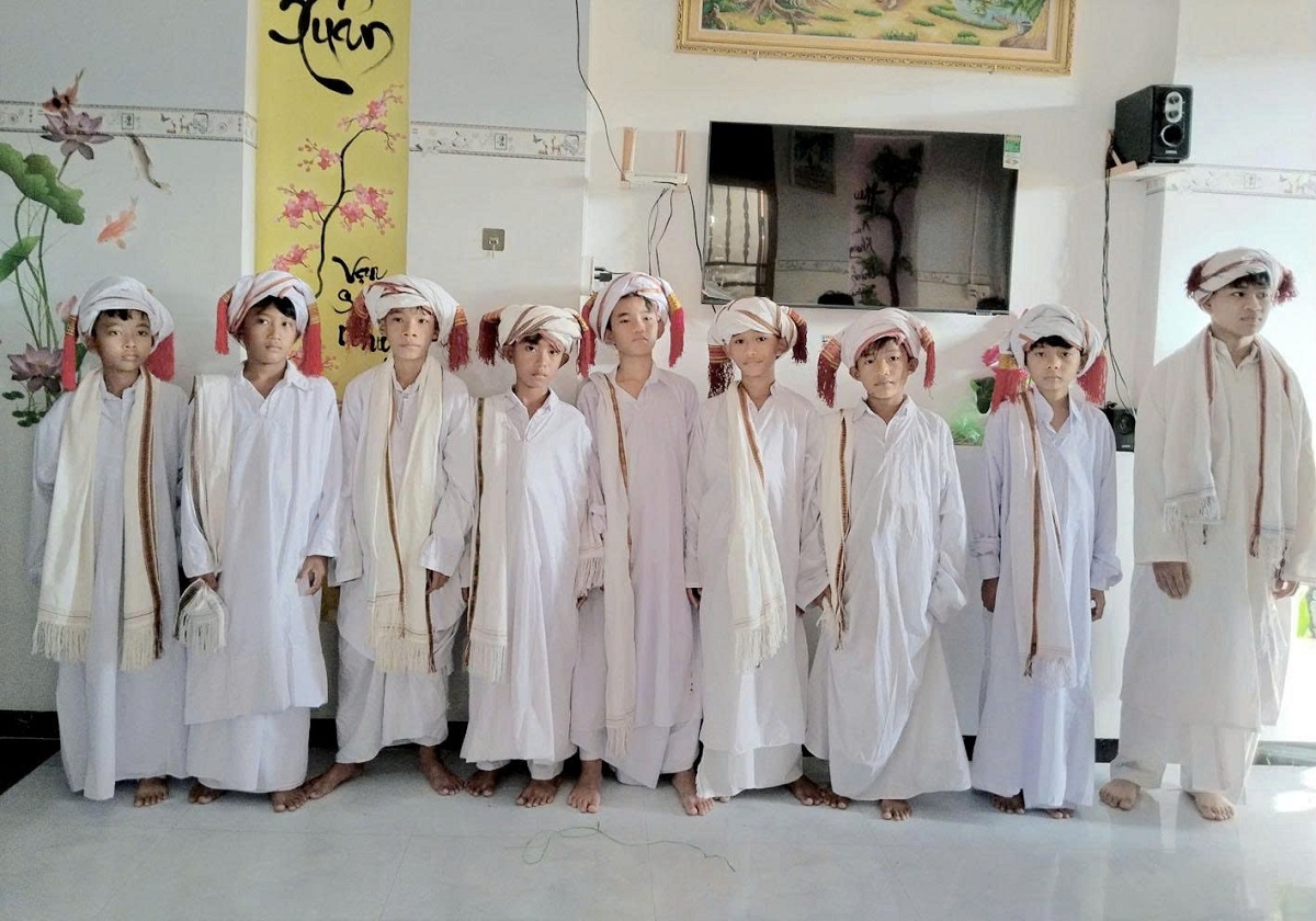 Trang phục truyền thống của các cháu trai trong ngày lễ.