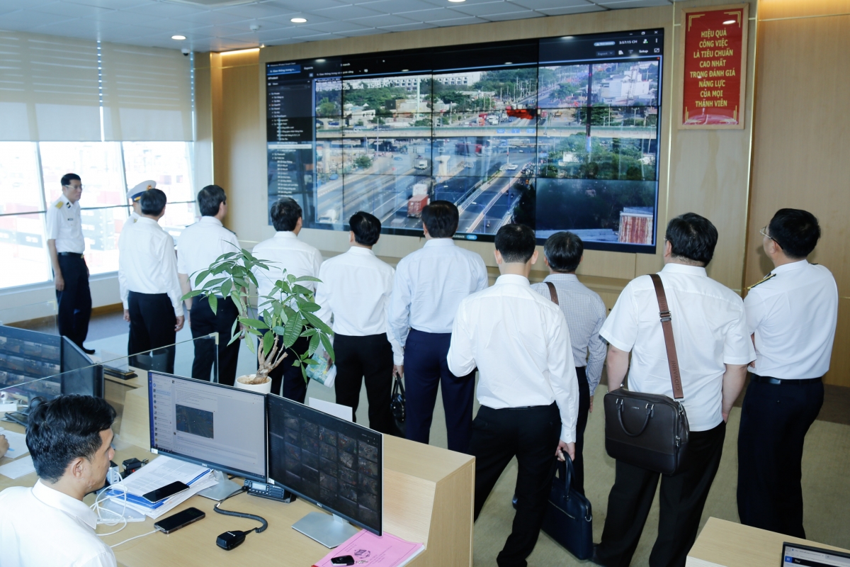 Đoàn công tác tham quan trung tâm điều hành an ninh của Cảng Tân Cảng Cát Lái