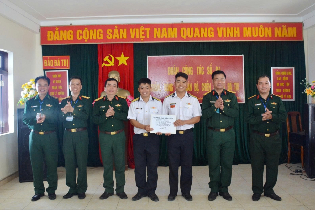 Đại diện các nhà trường, cơ quan Tổng cục Chính trị tặng quà cán bộ, chiến sĩ đảo Đá Thị