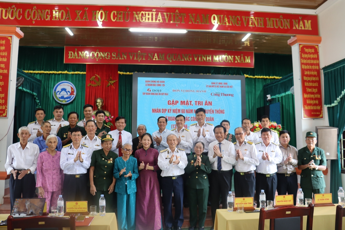  Đoàn công tác của Lữ đoàn Đặc công Hải quân 126 cùng cấp ủy, chính quyền địa phương tặng quà các gia đình chính sách xã Cửa Việt, tỉnh Quảng Trị