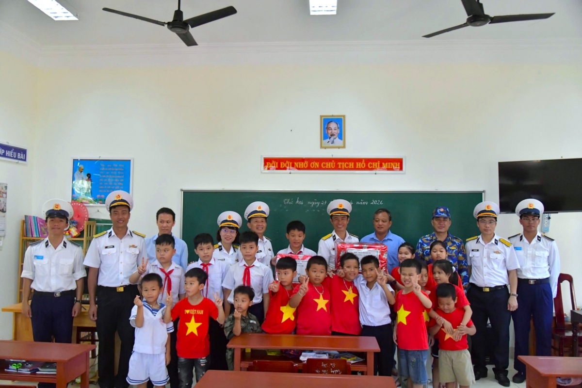 Đoàn công tác thăm, động viên nhân dân trên đảo Đá Tây.