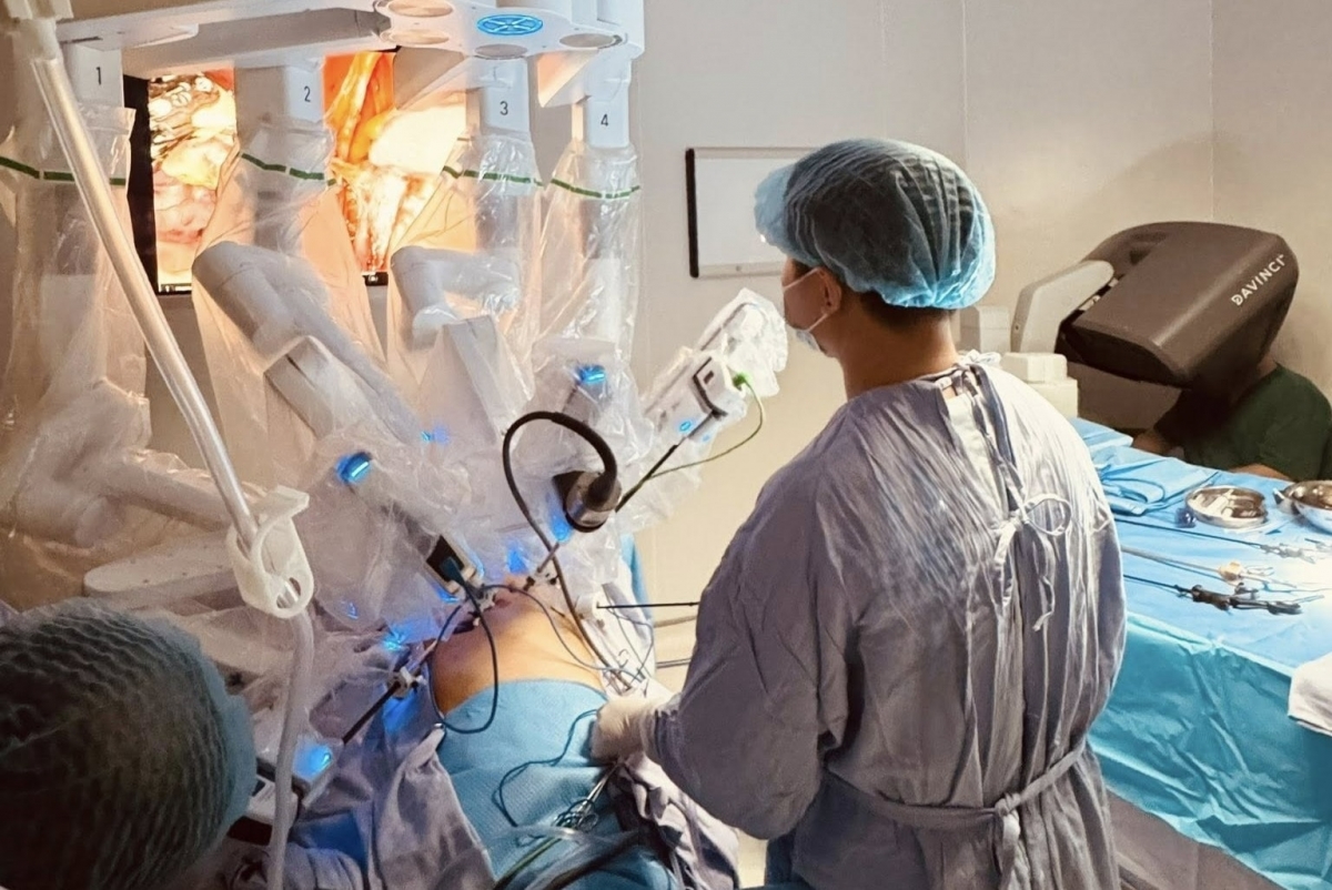 Ê-kíp bác sĩ thực hiện ca mổ ung thư bằng robot hiện đại. Ảnh: BVCC