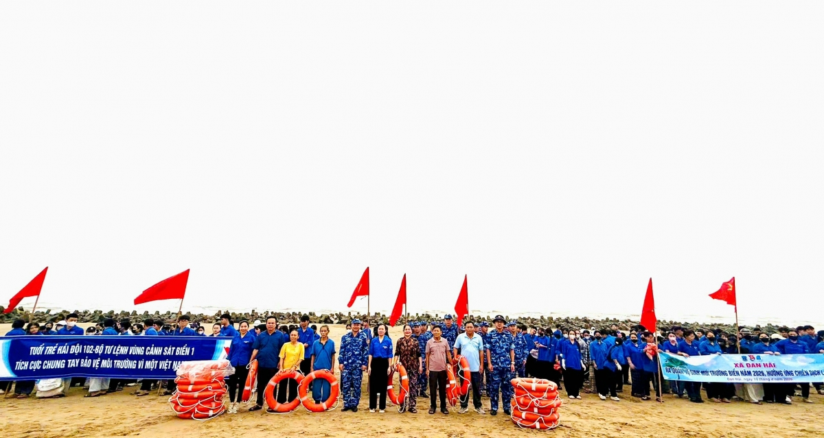 Hải đội 102 tuyên truyền pháp luật và tặng phao tròn cho ngư dân địa phương