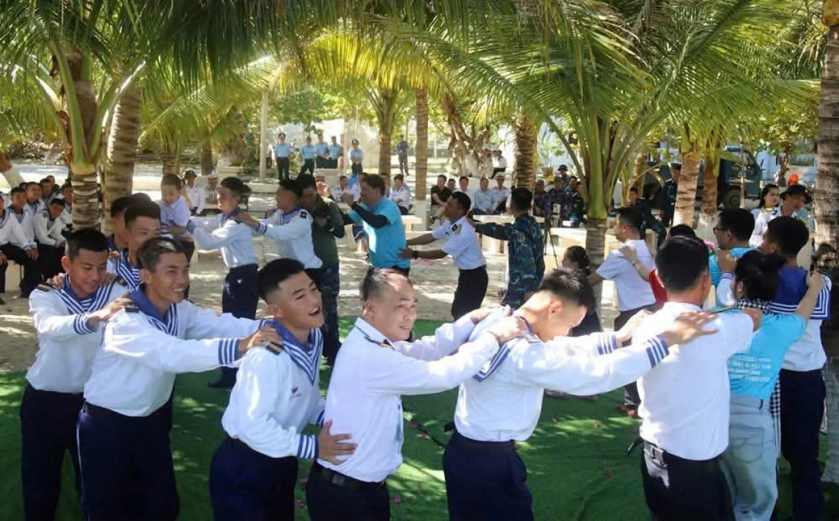 Một buổi giao lưu văn nghệ giữa cán bộ, chiến sĩ đảo Song Tử Tây với đoàn công tác ra thăm đảo