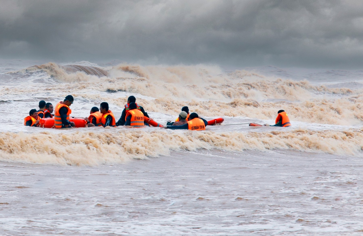 Đặc công Hải quân tham gia cưú hộ, cứu nạn Tàu Visip1 tại cảng Cửa Việt - tỉnh Quảng Trị