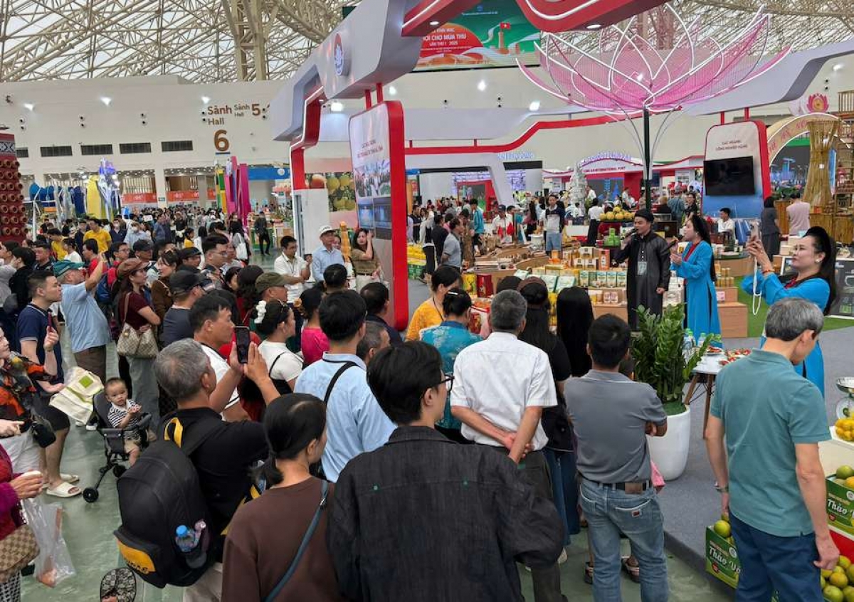 Người dân chen chân trải nghiệm tại Hội chợ mùa thu lần thứ nhất năm 2025