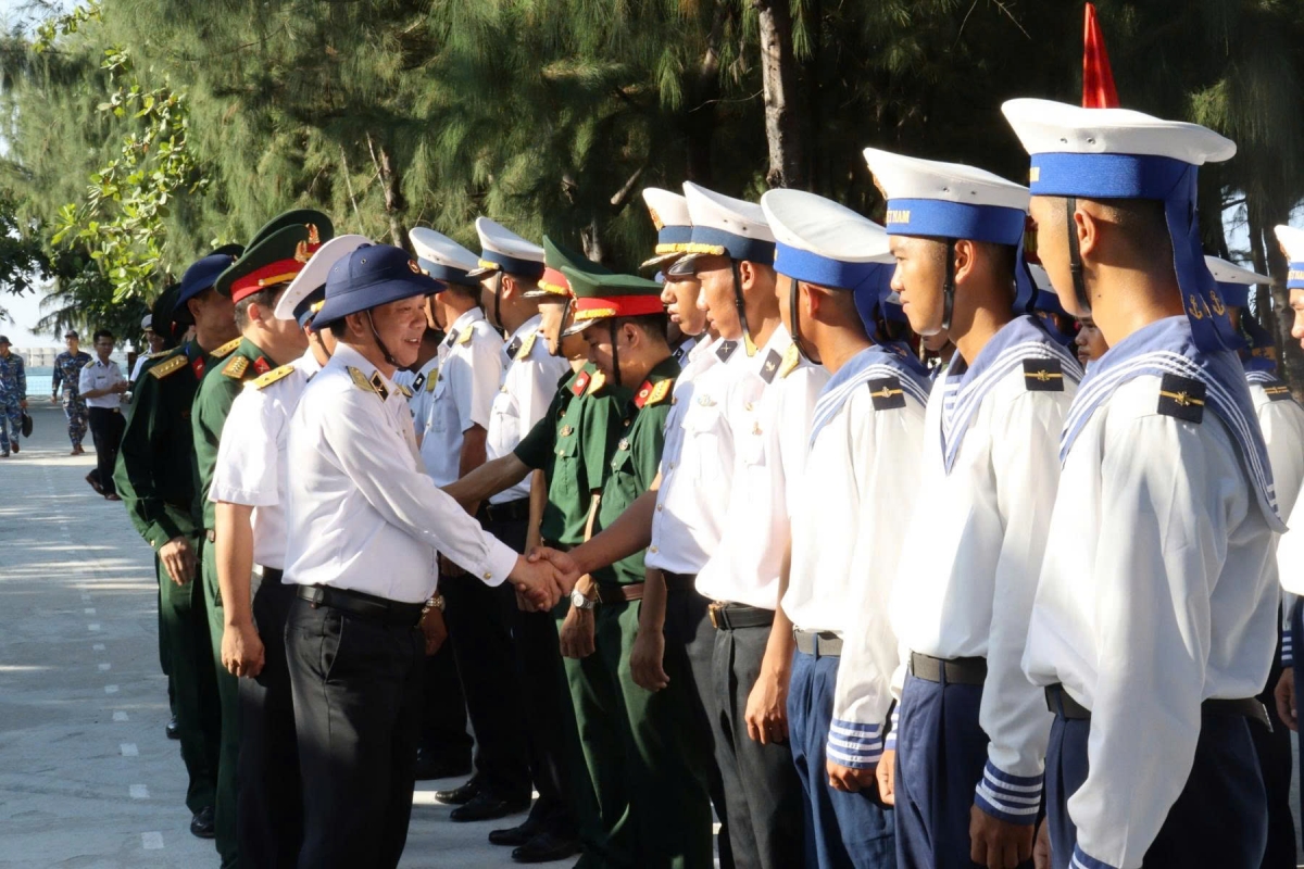 Cán bộ, chiến sĩ đảo Sinh Tồn Đông đón đoàn công tác
