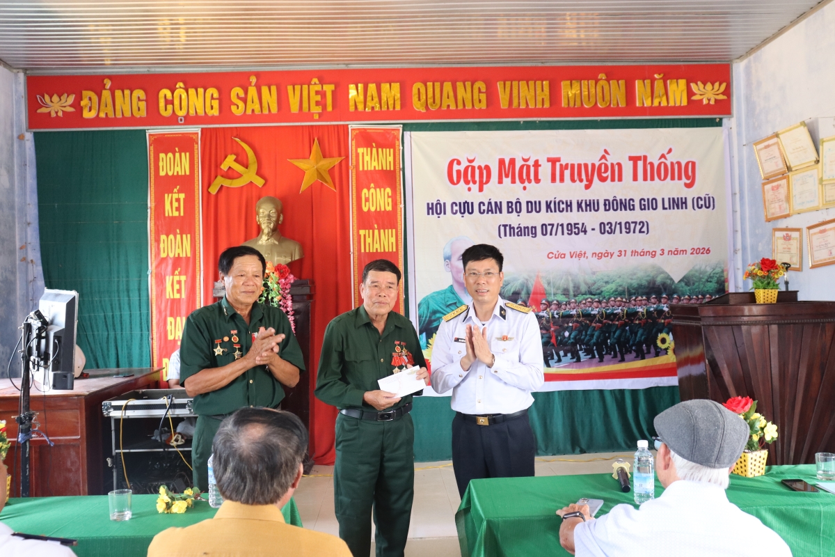 Đại tá Mai Xuân Hưởng, Chính ủy Lữ đoàn tặng quà Hội cựu cán bộ du kích Đông Gio Linh, Quảng Trị