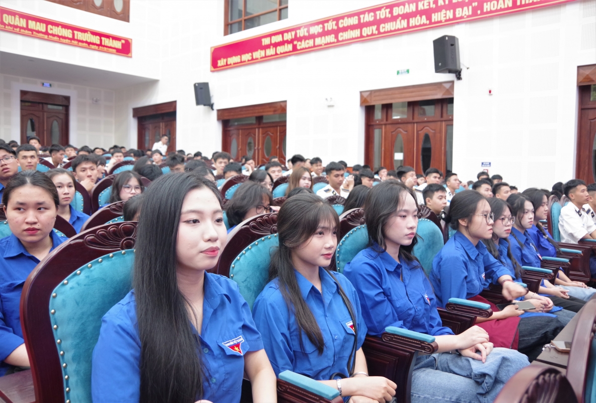 Sinh viên Trường Đại học Khánh Hòa tham gia chương trình gala
