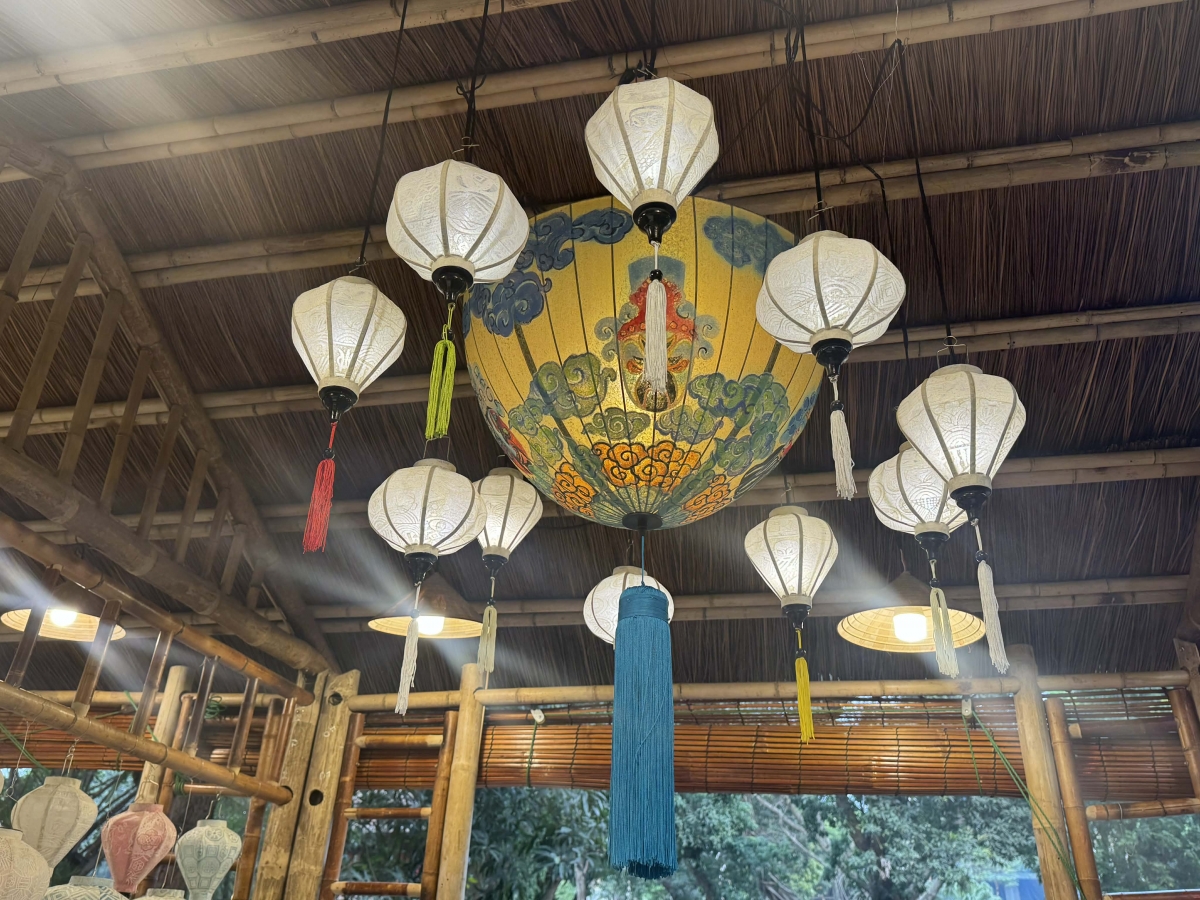 Những chiếc đèn lồng giấy tinh xảo với hoạ tiết được lấy cảm hứng từ nghệ thuật Tuồng