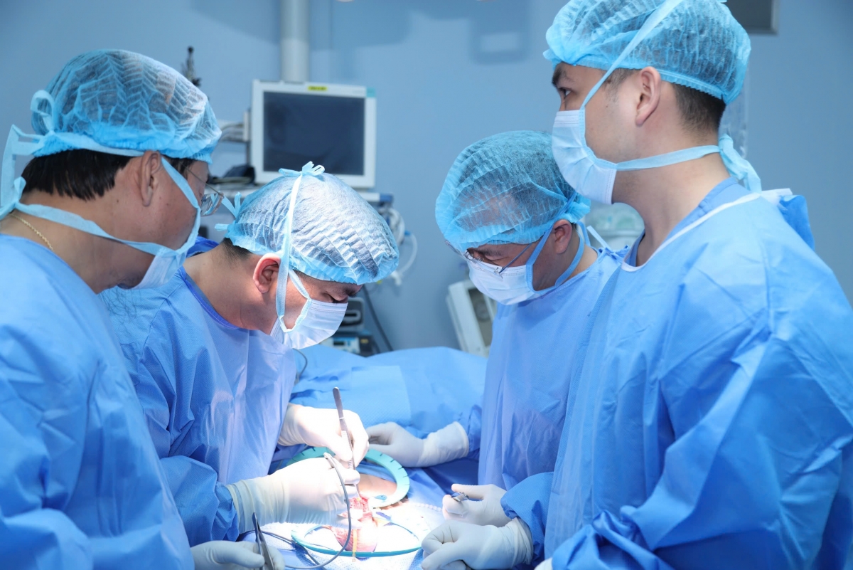 Kíp phẫu thuật đặt thể hang nhân tạo (IPP) điều trị rối loạn cương dương cho bệnh nhân