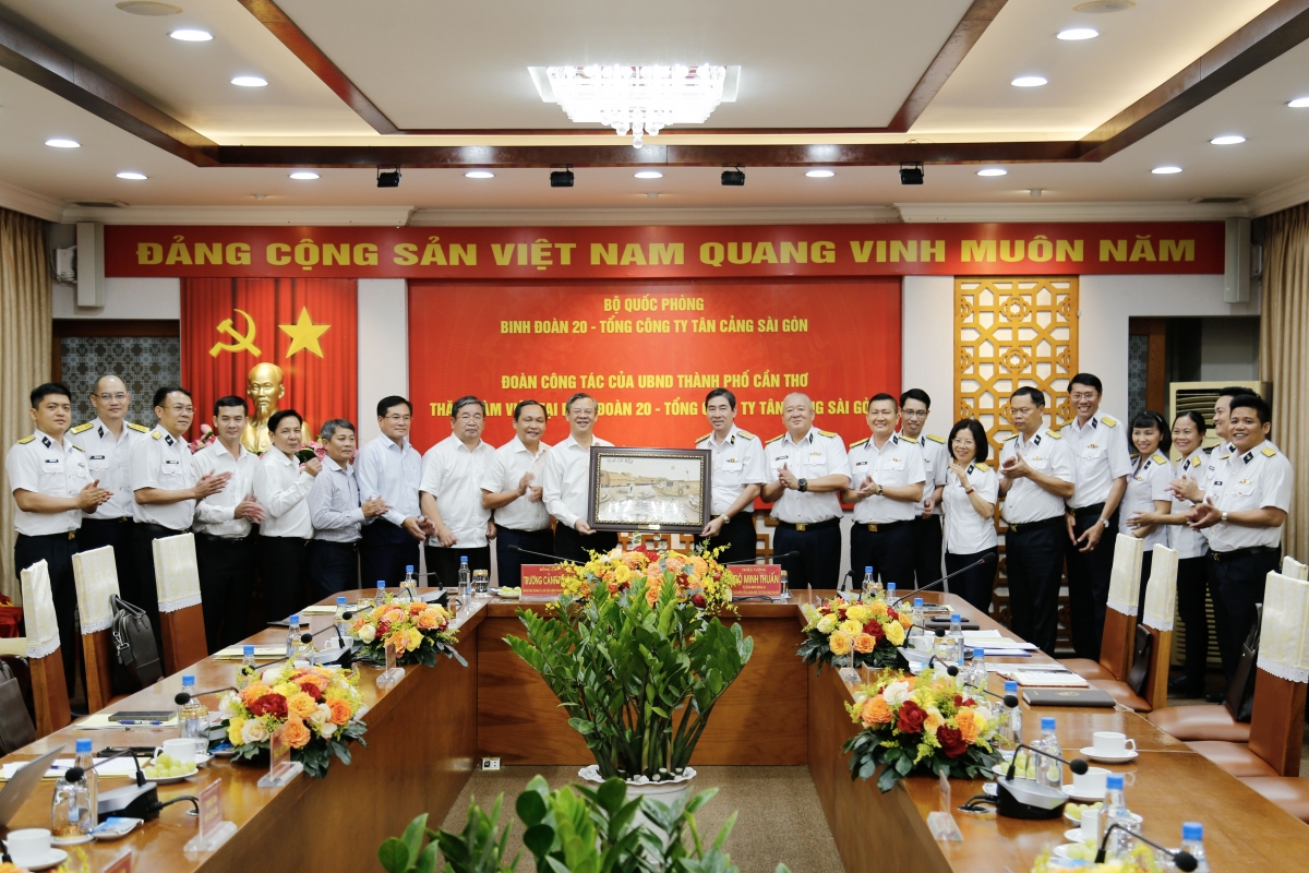 Đồng chí Trương Cảnh Tuyên trao tranh gạo lưu niệm đến Tổng Công ty Tân Cảng Sài Gòn