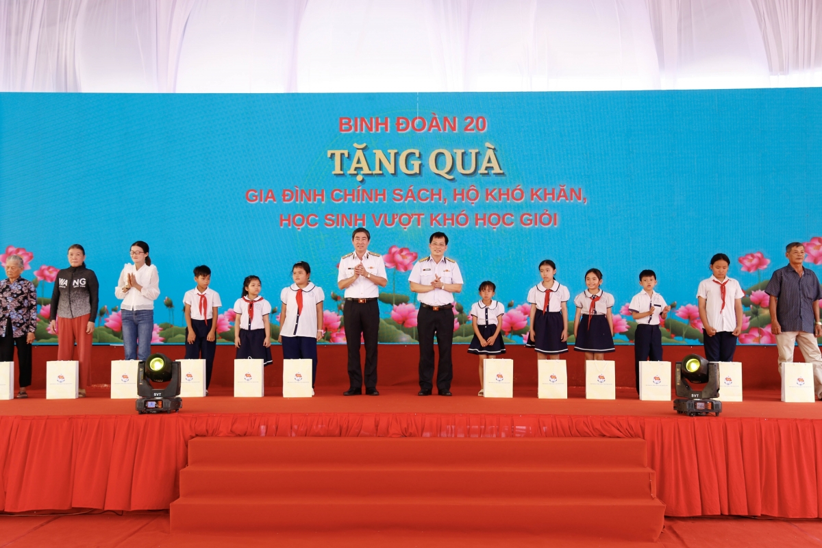 Thủ trưởng Binh đoàn 20 tặng quà cho gia đình chính sách và học sinh nghèo hiếu học