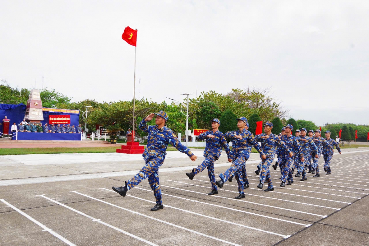 Duyệt đội ngũ trong buổi ra quân huấn luyện năm 2026 tại đảo Trường Sa