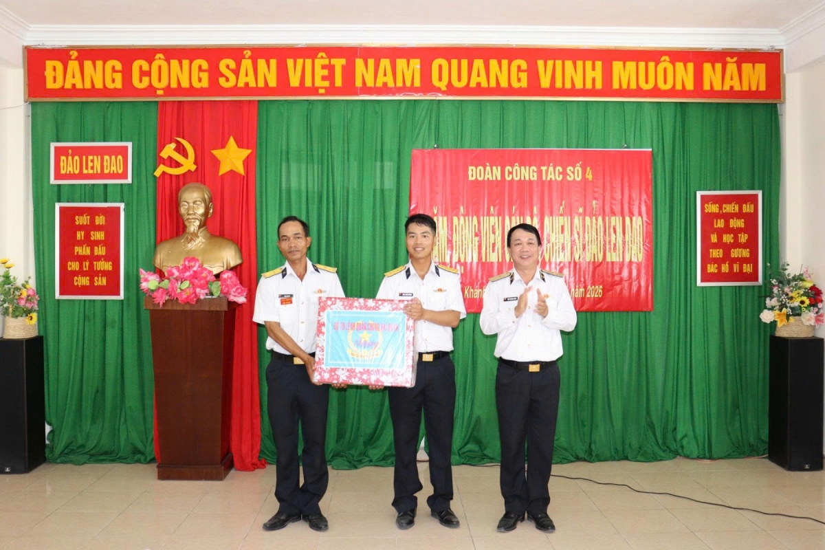 Chuẩn đô đốc Ngô Thành Công, Giám đốc Học viện Hải quân trao quà tặng cán bộ, chiến sĩ đảo Len Đao