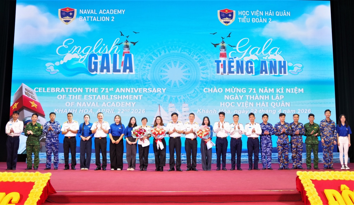 Đại tá Phạm Đức Hùng, Phó Chính ủy Học viện tặng hoa chức mừng các đội thi