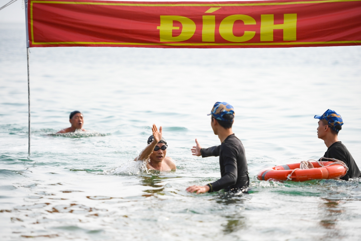 Vận động viên bơi 1000m về đích