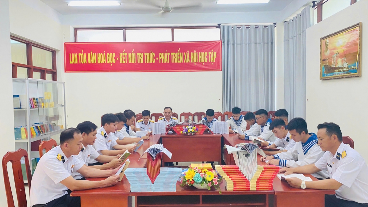 Cán bộ, chiến sỹ Trung đoàn tích cực hưởng ứng Ngày sách và văn hóa đọc Việt Nam.