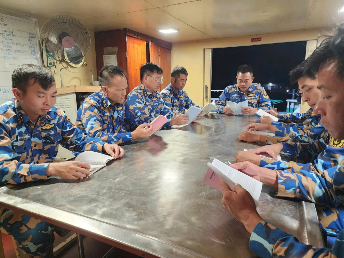 Cán bộ, chiến sỹ tranh thủ đọc sách vào giờ nghỉ