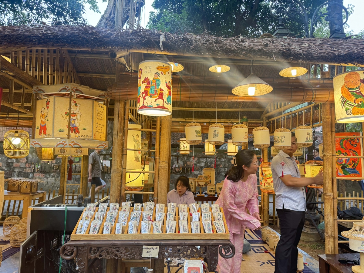 Cùng với những sản phẩm truyền thống, một số nghệ nhân, nhà thiết kế sáng tạo giới thiệu đến công chúng những chiếc đèn lồng độc đáo với chất liệu mới và kiểu dáng hiện đại, ứng dụng cao.