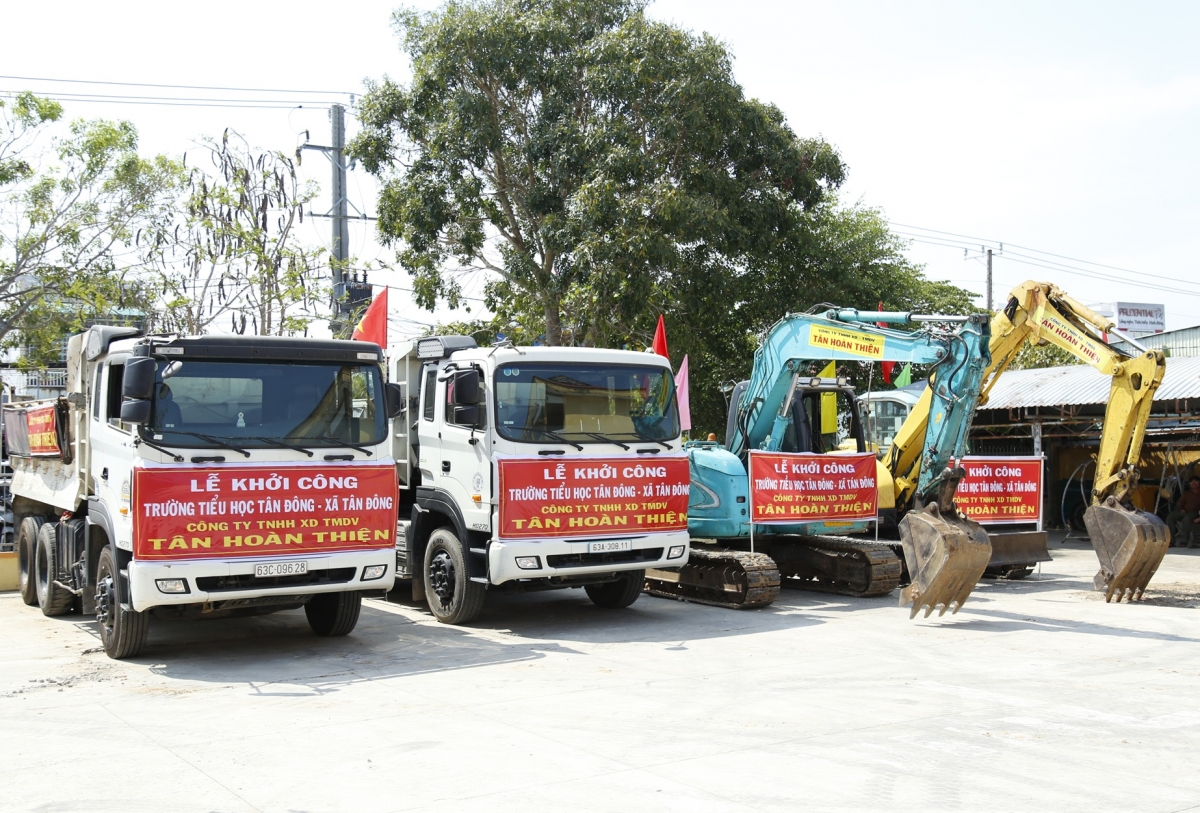 Các phương tiện tham gia khởi công xây dựng Trường Tiểu học Tân Đông