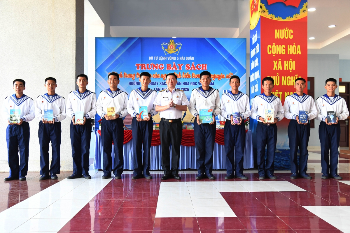 Đại tá Hoàng Quốc Hoàn tặng sách, động viên các chiến sĩ duy trì thói quen đọc