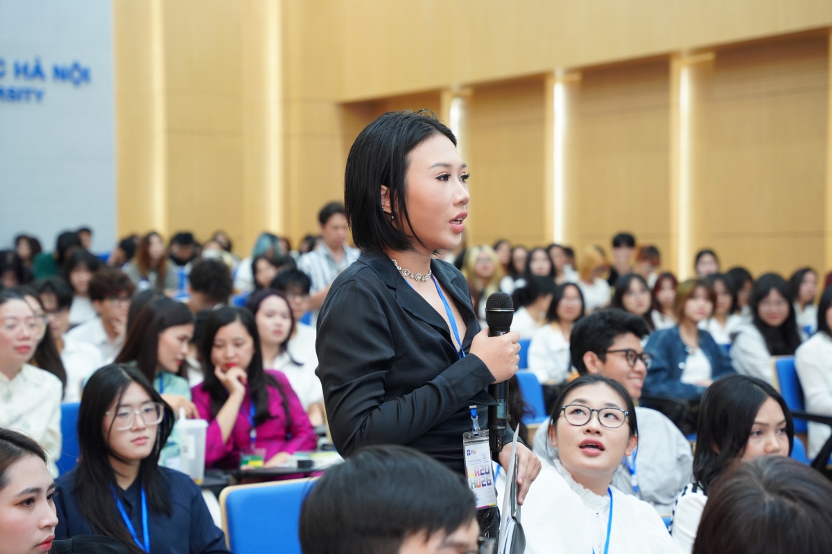 Đại biểu đặt câu hỏi với các diễn giả