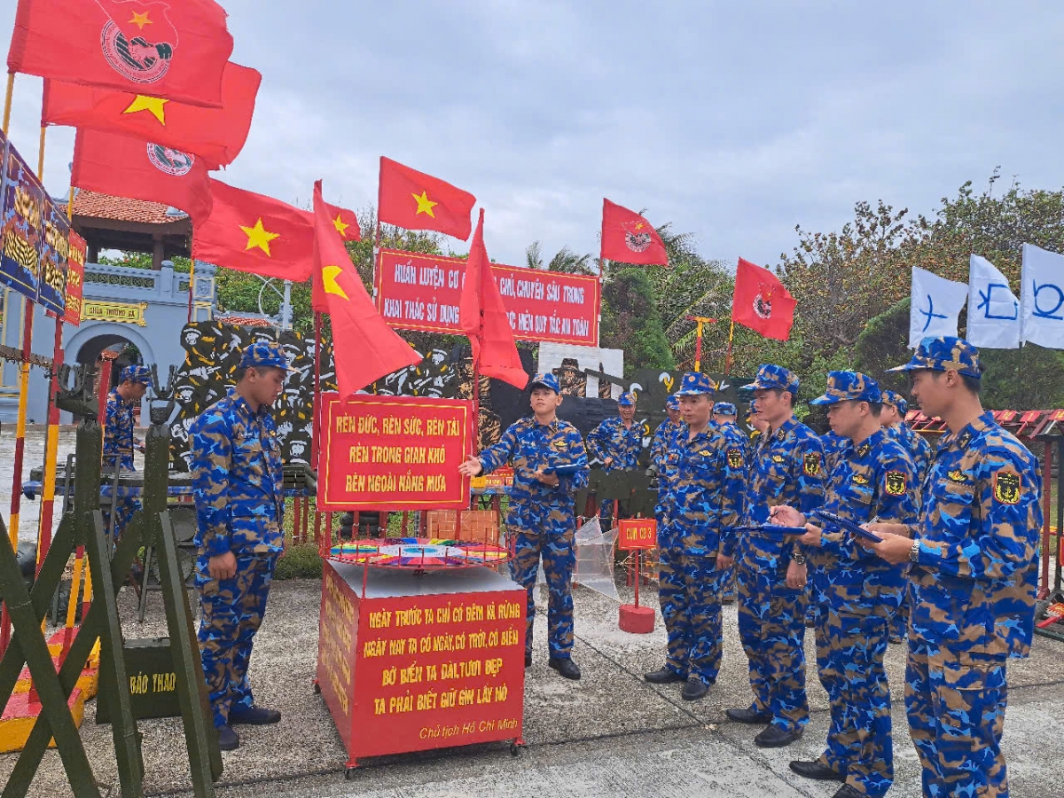 Giới thiệu mô hình học cụ trưng bày tại Lễ ra quân huấn luyện tại đảo Trường Sa