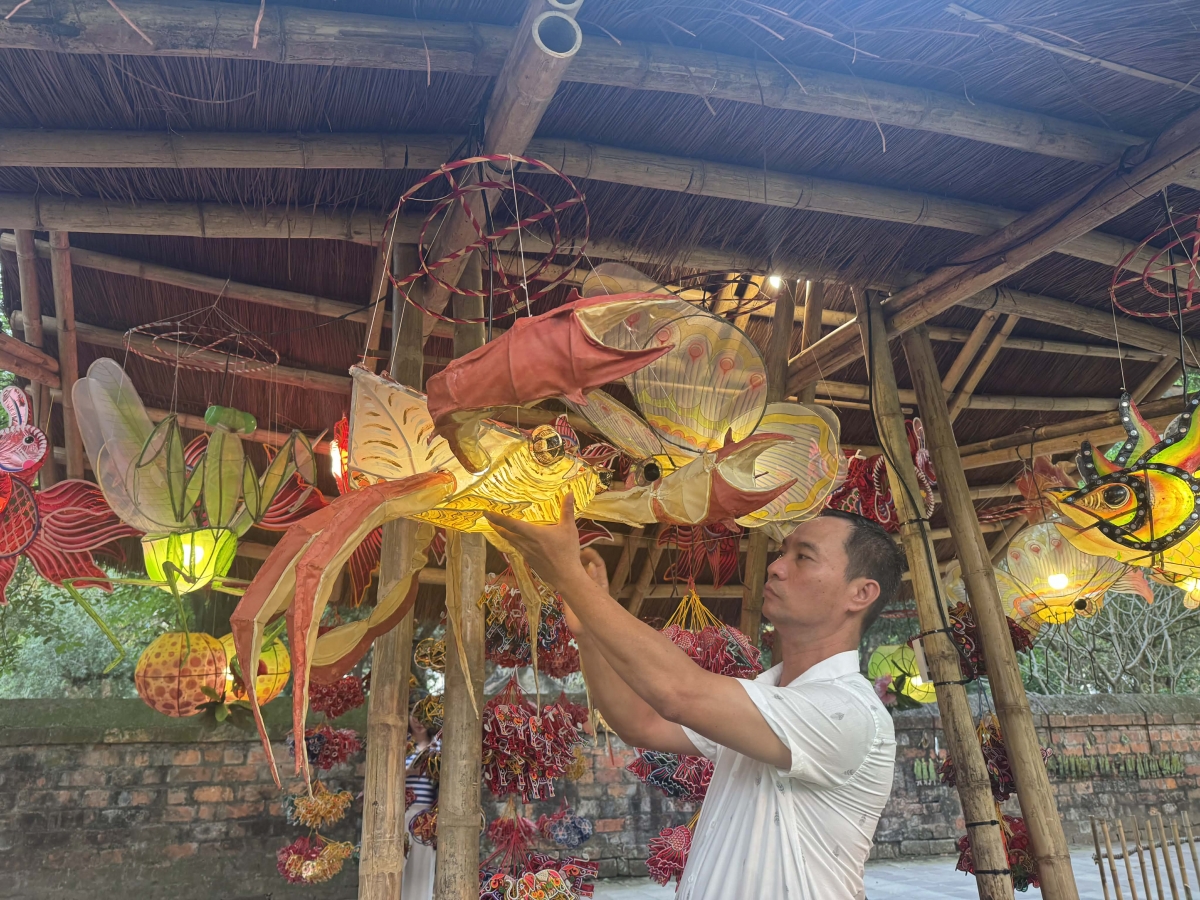 Nghệ nhân Nguyễn Trọng Bình, thành phố Hồ Chí Minh cùng đèn truyền thống hình con cua