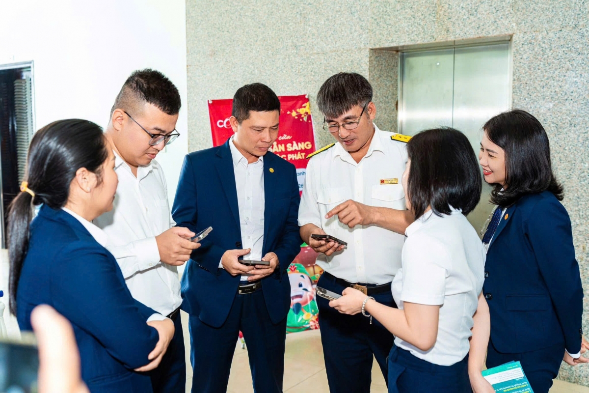 (Công chức Thuế cơ sở 1 trao đổi, hướng dẫn hô kinh doanh cài đặt eTax Mobile).