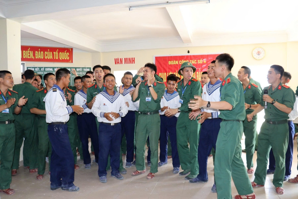 Giao lưu văn nghệ trên đảo Đá Tây B