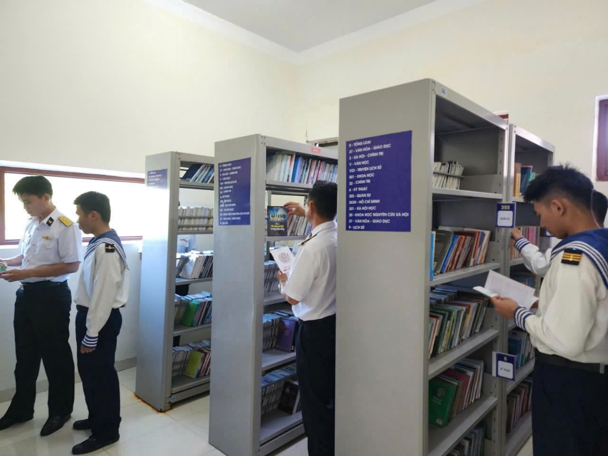 Cán bộ, chiến sỹ đọc sách tại thư viện của Trung đoàn