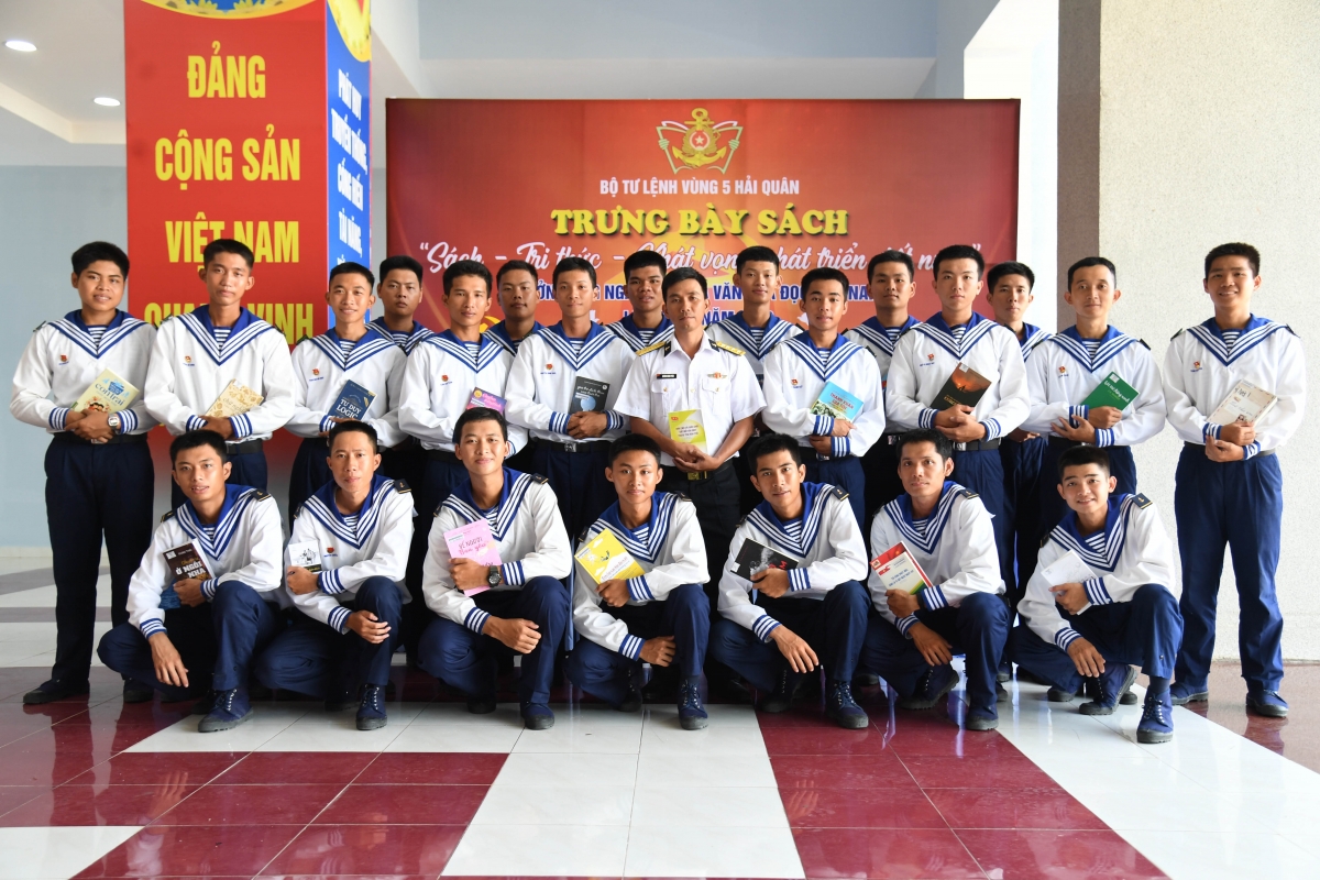 Cán bộ, chiến sĩ chụp ảnh lưu niệm tại khu trưng bày sách.