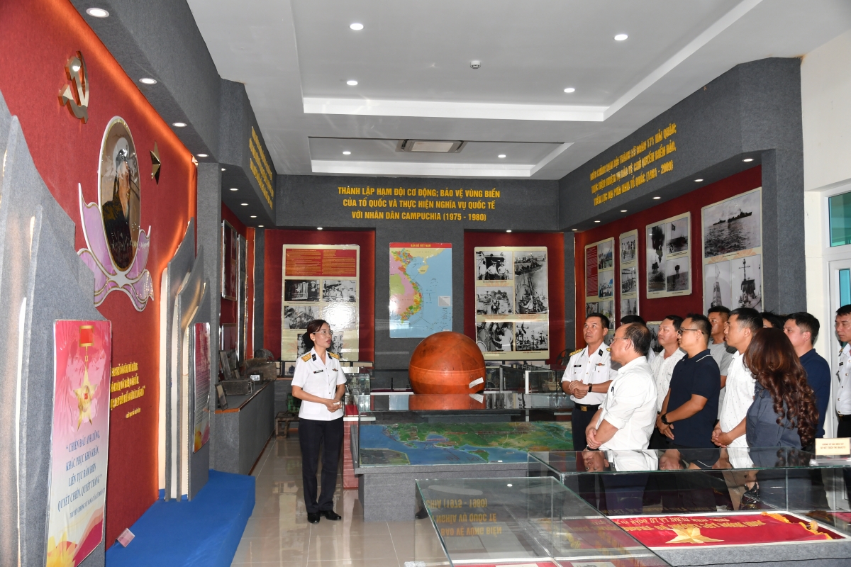 Các đại biểu tham quan nhà truyền thống Lữ đoàn