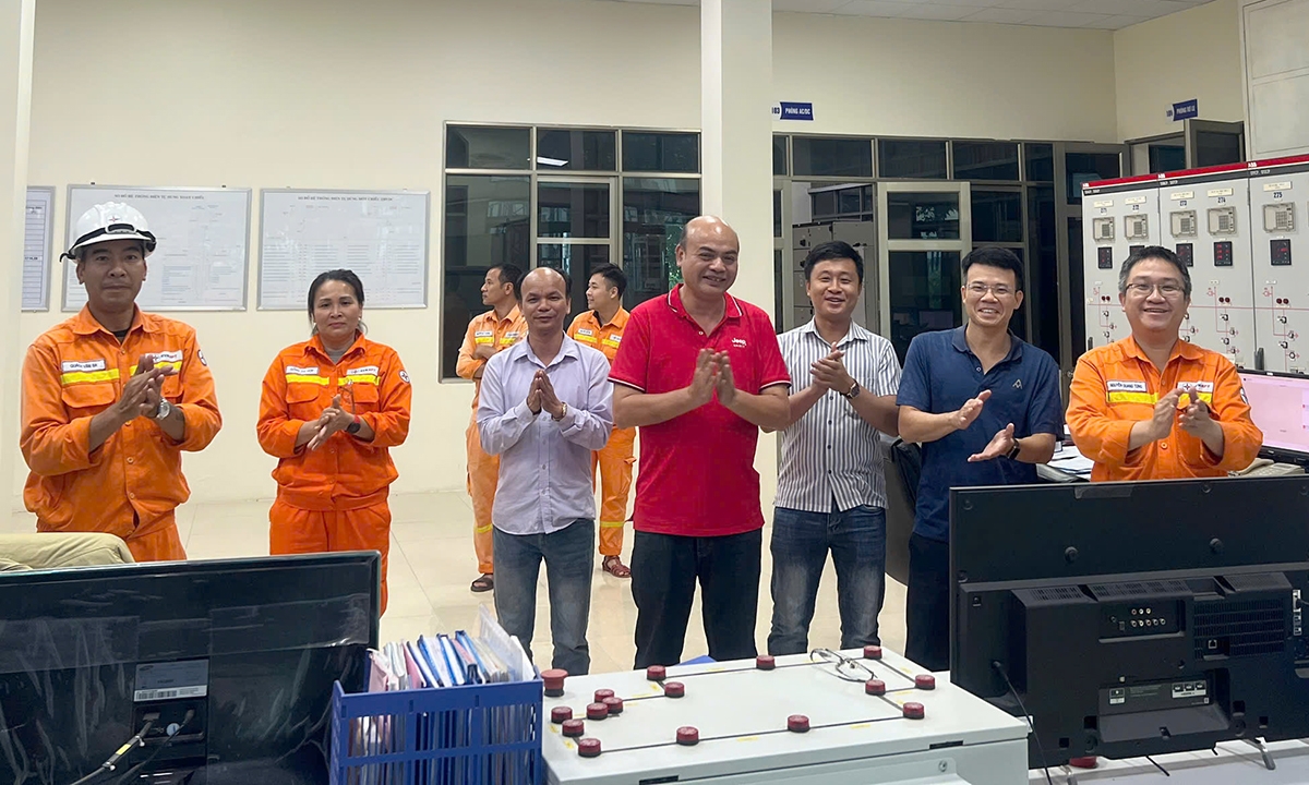 Đại diện NPTPMB cùng các đơn vị liên quan chứng kiến đóng giàn tụ bù ngang tại TBA 500kV Nho Quan