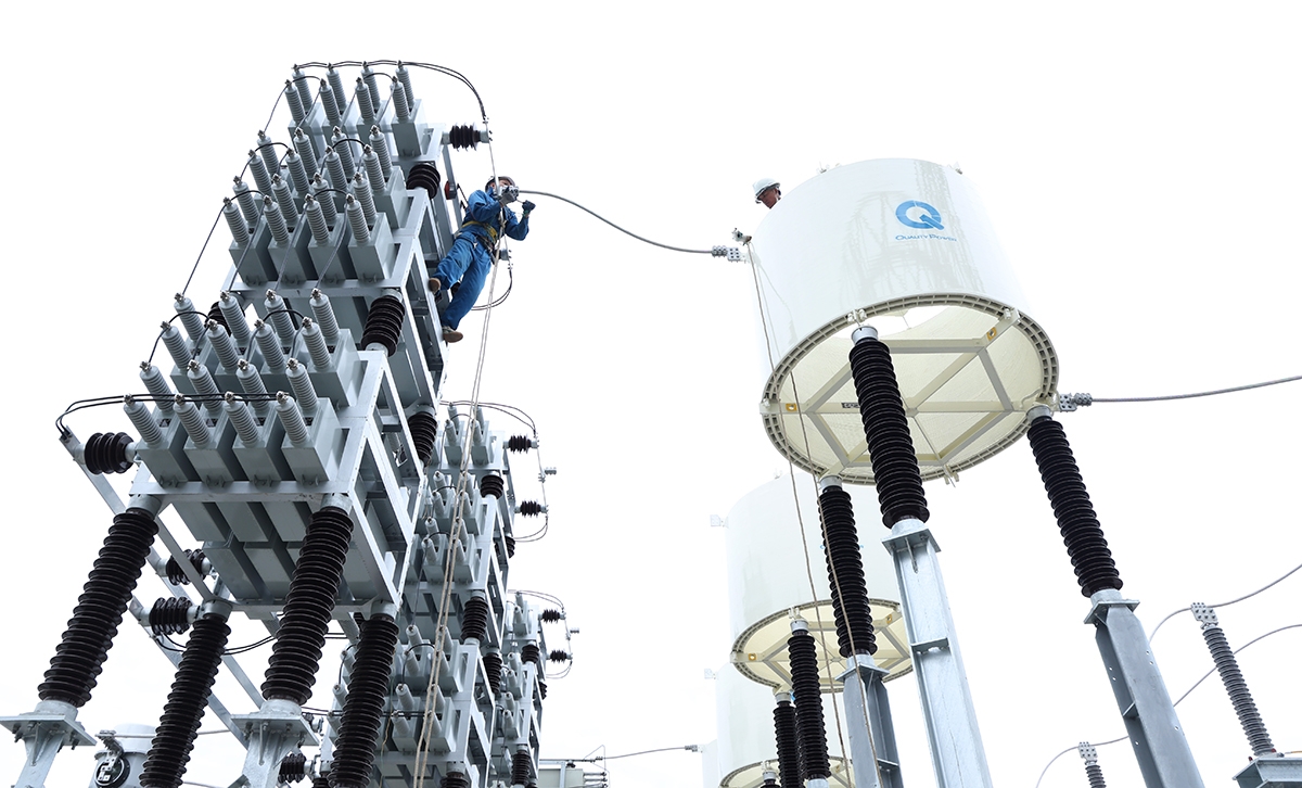 Giàn tụ bù ngang tại Trạm biến áp 500kV Phố Nối trong quá trình thi công về đích