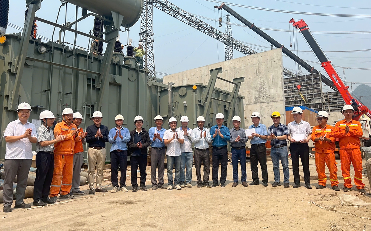 Lãnh đạo Công đoàn EVNNPT tặng quà động viên các đơn vị tham gia thi công Dự án nâng công suất Trạm biến áp 500kV Hòa Bình.