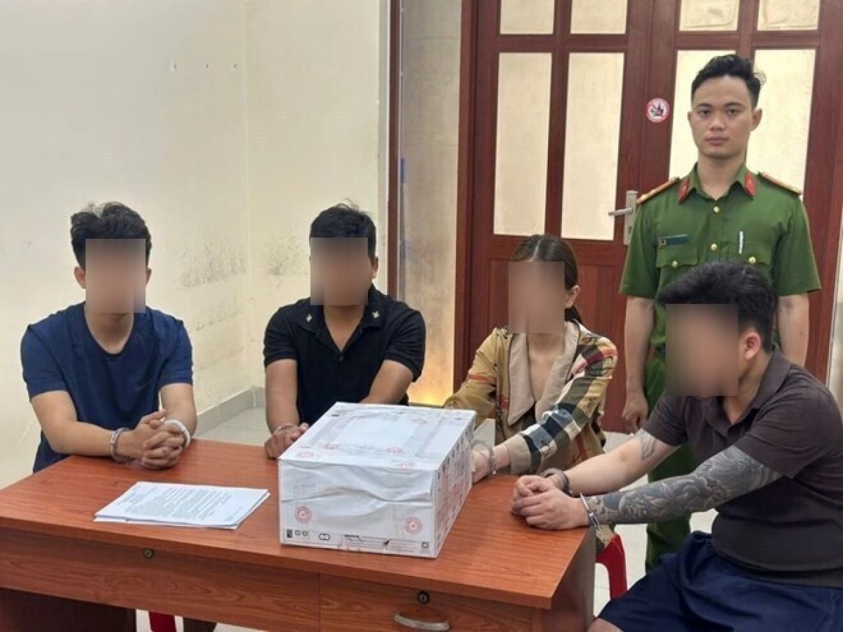 Các đối tượng tại trụ sở công an