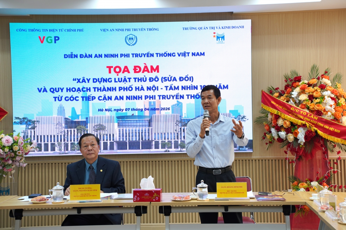 GS.TS Hoàng Đình Phi, Hiệu trưởng Trường Quản trị và Kinh doanh, Đại học Quốc gia Hà Nội phát biểu tại toạ đàm