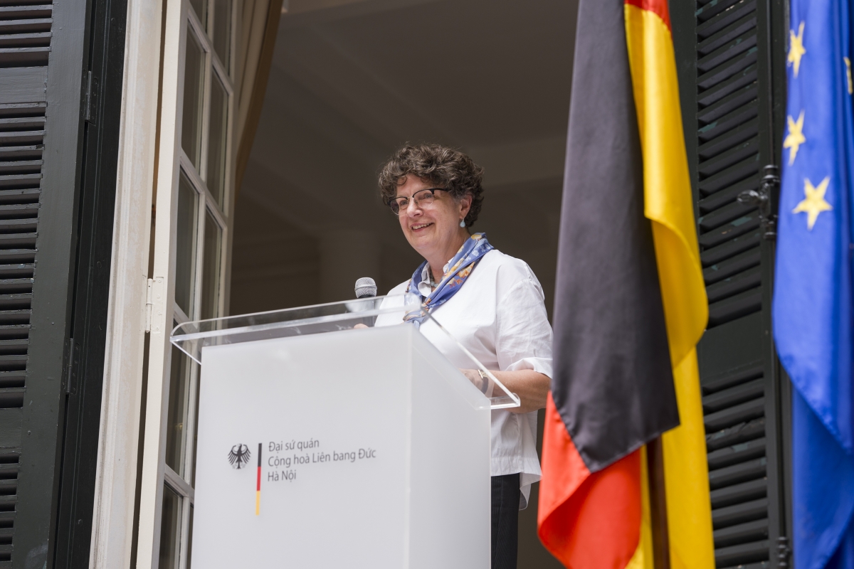 Đại sứ Đức tại Việt Nam, bà Helga Margarete Barth phát biểu tại lễ trao tặng