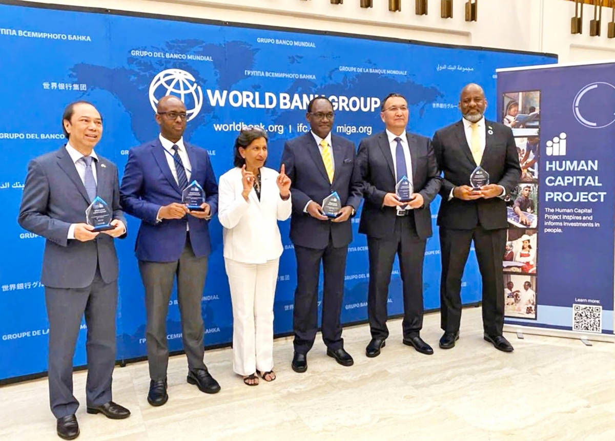 Bà Mamta Murthi, Phó Chủ tịch về nguồn lực con người của Nhóm Ngân  hàng Thế giới chụp ảnh lưu niệm cùng đại diện các nước nhận danh hiệu quốc gia có thành tích tốt nhất về Chỉ số Vốn con người mở rộng (HCI+). Ảnh: Vũ Khuê