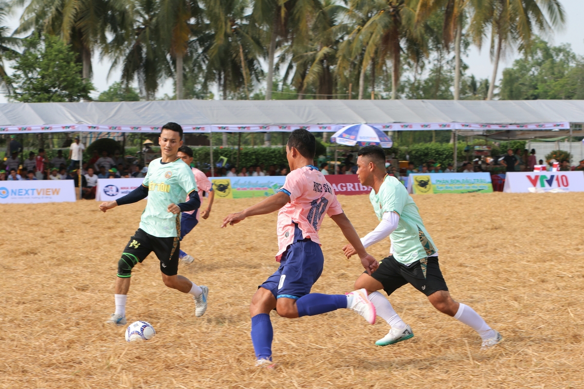 Những cầu thủ nông dân Khmer tranh tài trên sân ruộng