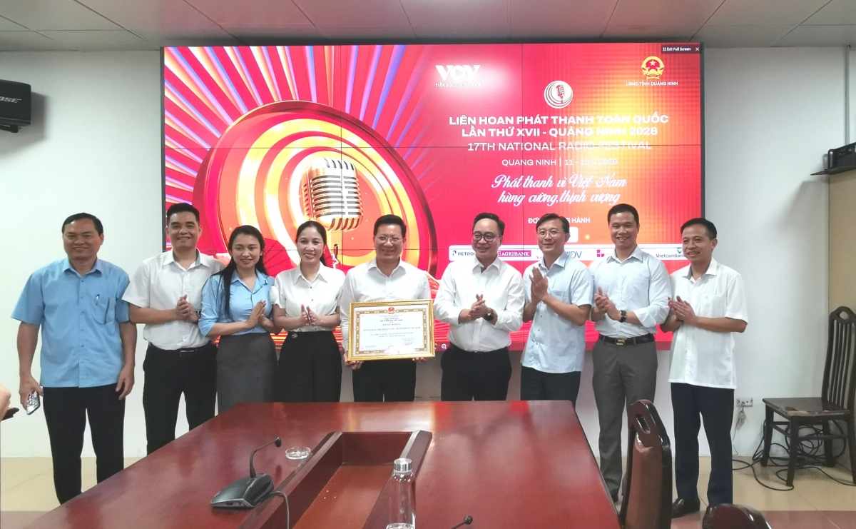 Phó Tổng giám đốc Phạm Mạnh Hùng chụp ảnh cùng tập thể Lãnh đạo Sở Văn hóa Thể thao và Du lịch Quảng Ninh